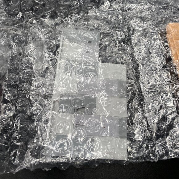 Spy x Family Anya Forger & Penguin Hold Figure Furyu - Picture 9 of 12